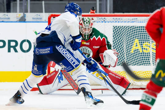 Frölundas målvakt Lars Johansson mot Leksands Peter