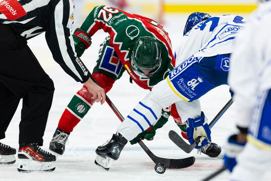 Frölundas Noah Hasa tekar mot Leksands Lukas Vejdemo