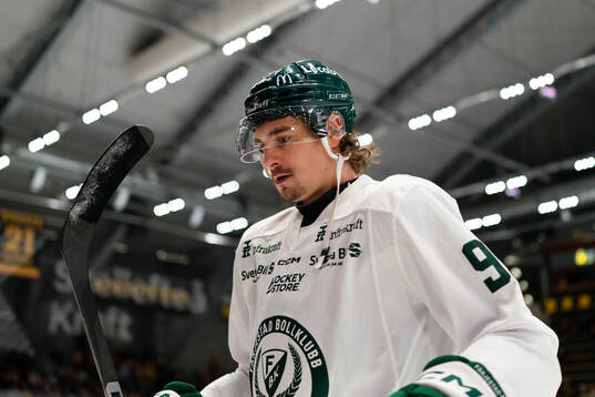 Färjestads David Tomasek före  ishockeymatchen i SHL