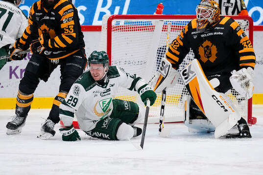 Färjestads Oskar Steen och Skellefteås målvakt Linus