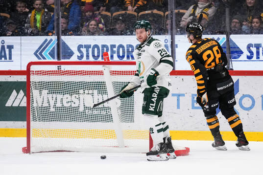 Färjestads Oskar Steen jublar och Skellefteås Michael