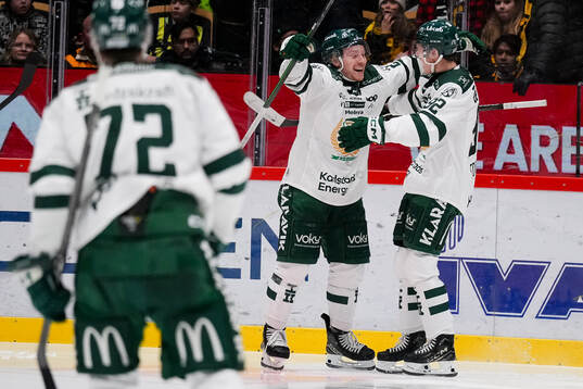 Färjestads Oskar Steen och Lucas Forsell jublar