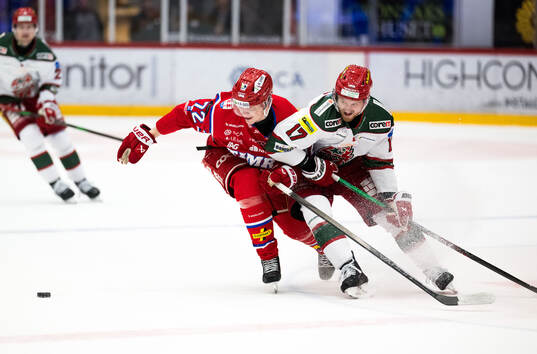 Timrås Erik Walli Walterholm och Modos Riley Woods