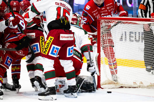 Pucken bakom Modos målvakt Ebbe Lundberg