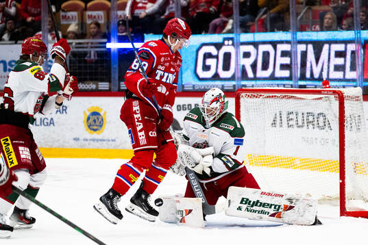 Timrås Oliver Kapanen och Modos målvakt Ebbe Lundberg