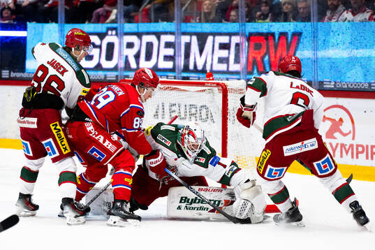 Timrås Oliver Kapanen och Modos målvakt Ebbe Lundberg