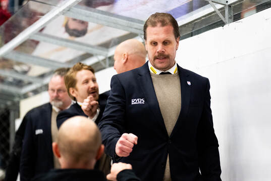 Timrås tränare Olli Jokinen jublar