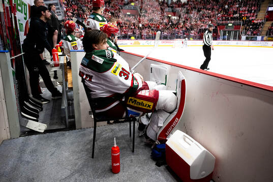 Modos målvakt Olle Eriksson Ek deppar