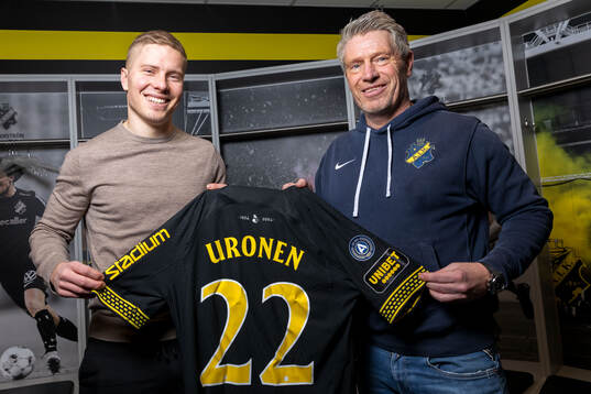 Jere Uronen och AIKs sportchef Thomas Berntsen