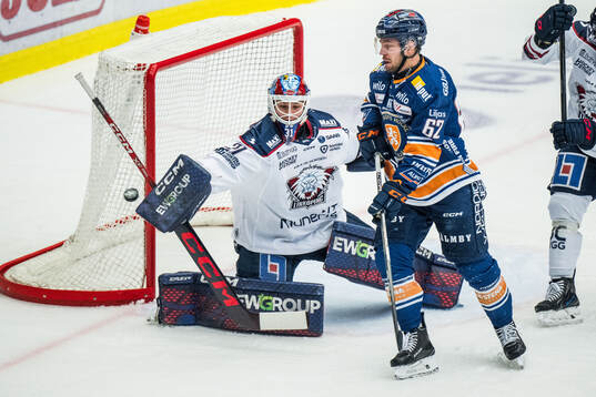Linköpings målvakt Jesper Myrenberg och Växjös Manuel