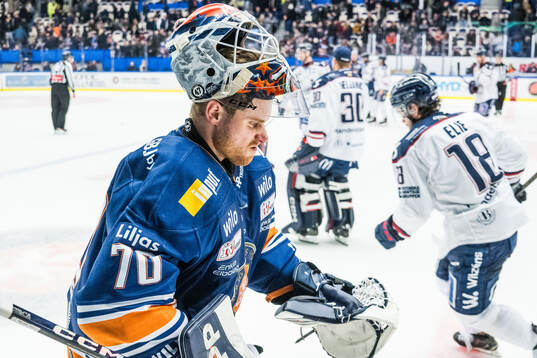 Växjös målvakt Adam Åhman deppar