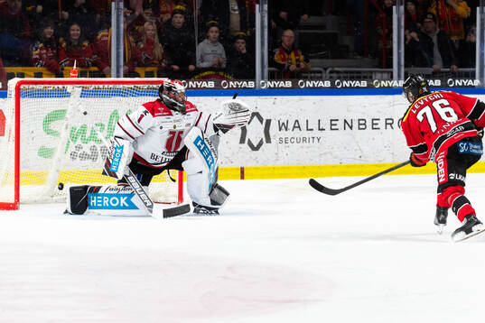Luleås Anton Levtchi gör 3-0 bakom målvakt Jhonas Enroth