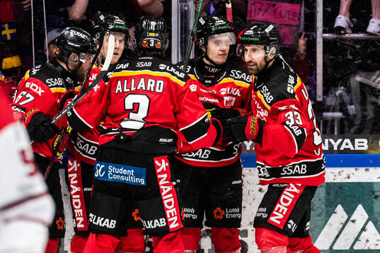 Luleås Albin Lundin jublar med lagkamrater