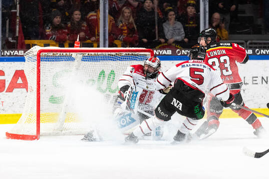 Luleås Albin Lundin gör 2-0 bakom Örebros målvakt