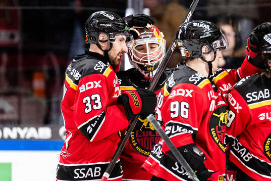 Luleås Albin Lundin jublar med målvakt Matteus Ward