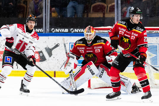 Örebros Kalle Kossila mot Luleås målvakt Matteus Ward