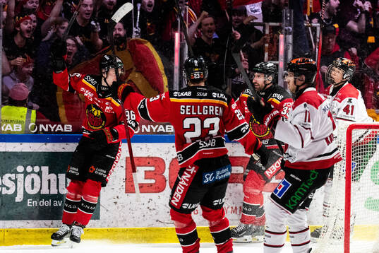 Luleås Albin Lundin jublar med Pontus Andreasson och