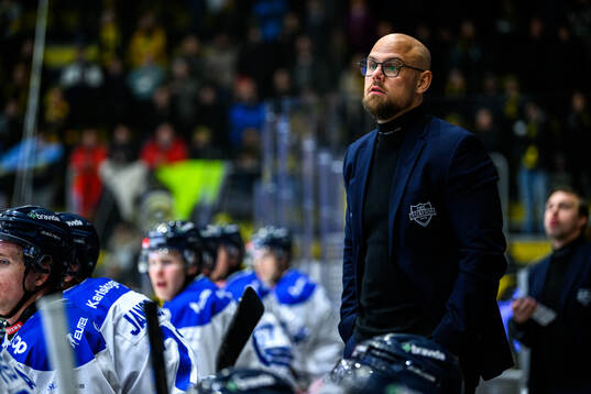 Karlskogas tränare Dennis Hall