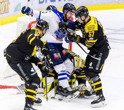 Västerås målvakt Rasmus Korhonen och Konstantin Komarek