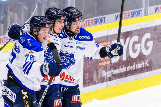Karlskogas Andre Edvardsen Simen jublar med lagkamrater