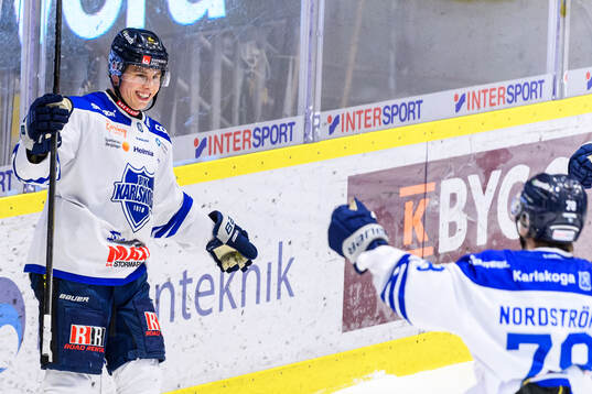Karlskogas Andre Edvardsen Simen jublar