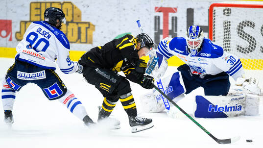 Karlskogas Rikard Olsén och målvakt Samuel Jonsson mot