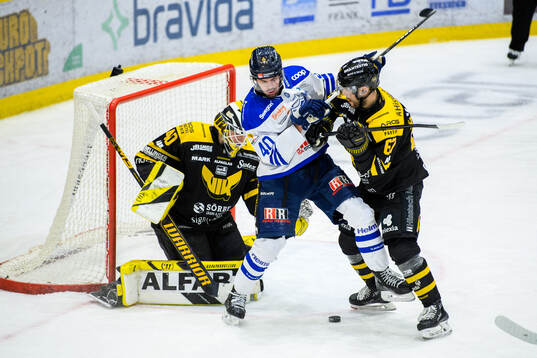 Västerås målvakt Rasmus Korhonen och Konstantin Komarek
