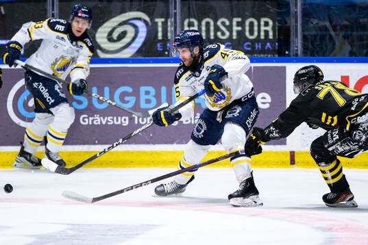 Södertäljes Sebastian Dyk och AIKs Axel Skarp