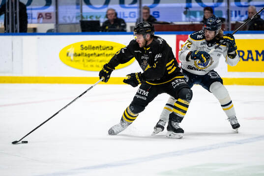 AIKs Jordan Bellerive och Södertäljes Nicolai Meyer