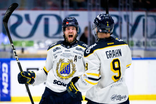 Södertäljes Olli Vainio jublar