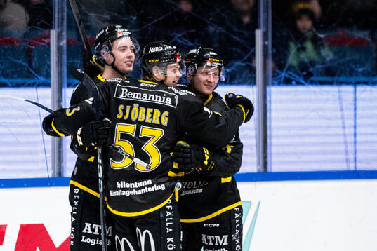 AIKs Oskar Magnusson jublar med lagkamrater
