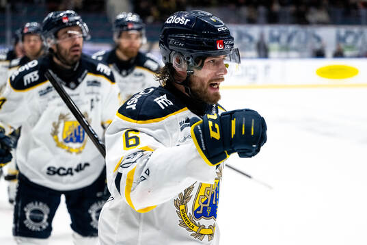 Södertäljes Olli Vainio jublar