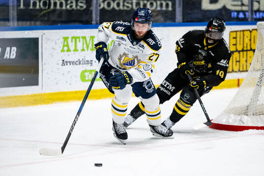 Södertäljes Daniel Norbe och AIKs Daniel Muzito Bagenda