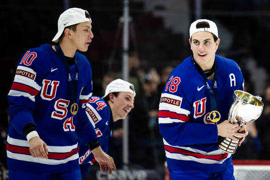 Zeev Buuim of USA celebrates with the trophy