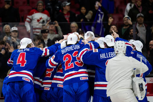 Players of USA celebrate with the trophy