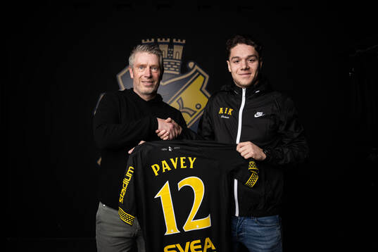 AIKs sportchef Thomas Berntsen och Charlie Pavey