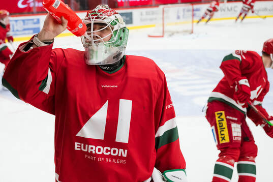 Modos målvakt Olle Eriksson Ek innan ishockeymatchen i SHL