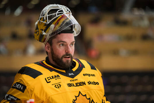Skellefteås målvakt Gustaf Lindvall innan ishockeymatchen