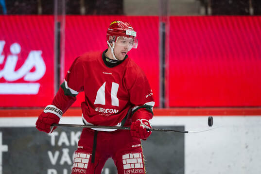 Modos Mikkel Aagaard innan ishockeymatchen i SHL mellan