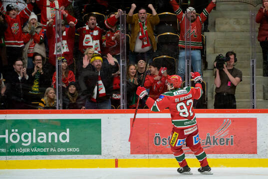 Modos Jesper Olofsson jublar