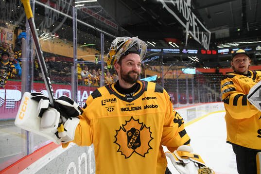 Skellefteås målvakt Gustaf Lindvall jublar