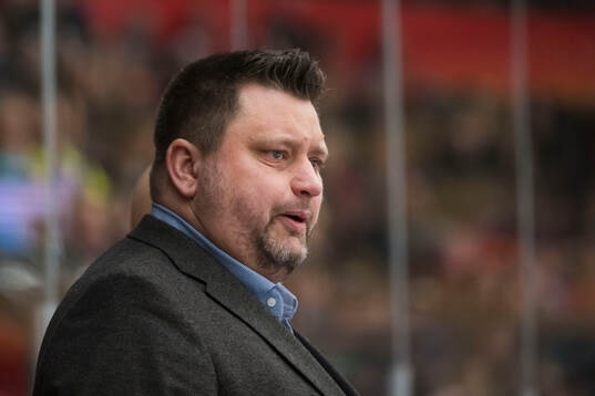 Modos tränare Mattias Karlin