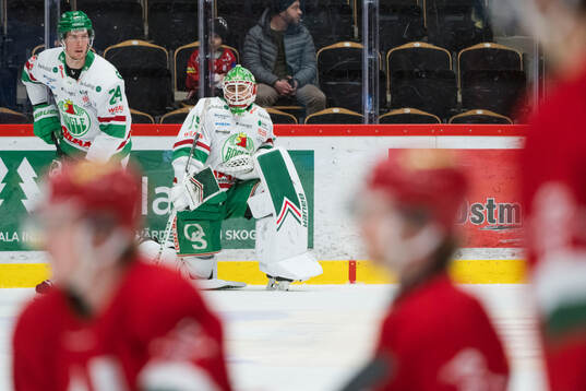 Rögles målvakt Arvid Holm innan ishockeymatchen i SHL