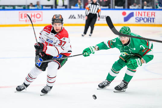 Örebros Glenn Gustafsson och Rögles Carter Ashton
