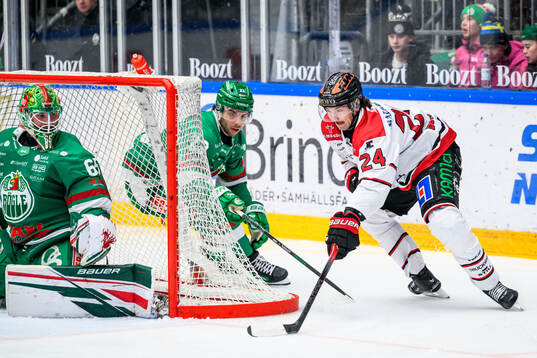Rögles målvakt Christoffer Rifalk och Josh Dickinson och