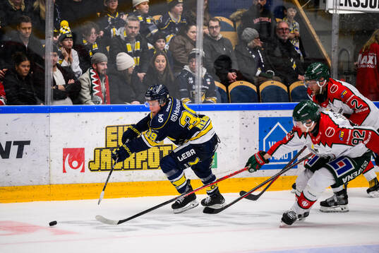 HV71s Jamiro Reber och Frölundas Filip Cederqvist