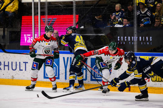 Frölundas Noah Hasa och HV71s Joona Luoto
