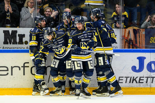 HV71s Jonathan Ang jublar