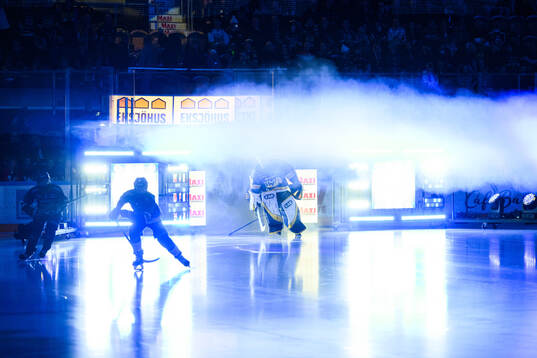 HV71s målvakt Hugo Alnefelt åker ut på isen
