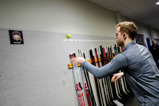 Malmö Redhawks målvakt Daniel Marmenlind värmer upp i